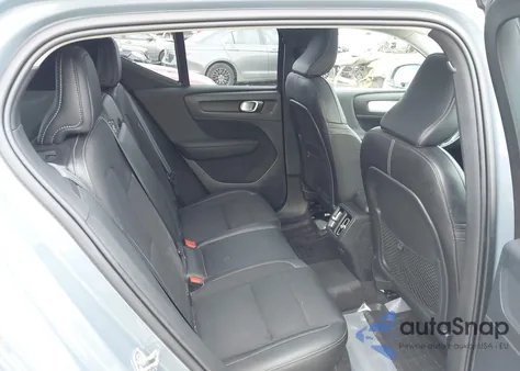 2020 Volvo Xc40 Momentum z USA, uszkodzony, nr VIN YV4162UK8L2335796